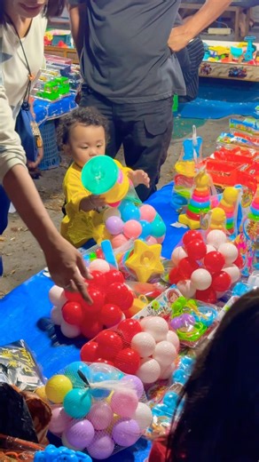 Mama help me mau beli seluncur mini birubkuning dan ada bola merah putih