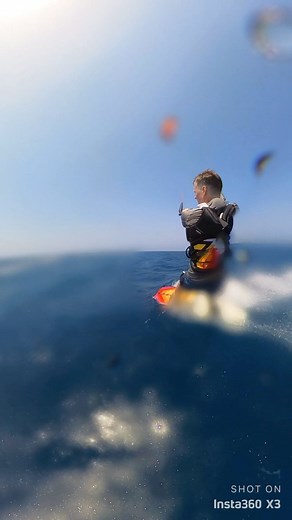 Wietze de Jager on Instagram: "Ze zeggen dat alles went maar kitesurfen op deze prachtige plek went niet snel. Wauw! @brunotti en wereldkampioen @yourizoon helpen mij van zero to hero. Oordeel zelf, ben ik al iets meer dan een zero?;) #caribbean #islandlife #kitesurfing #brunotti"