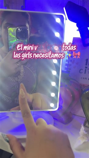 ¡El mini vanity que toda girl necesita en su vida! ✨💄 Si sufres por la mala iluminación al maquillarte, este espejito es la solución. 🙌 Tiene el tamaño perfecto para tu escritorio o para llevarlo en la maleta sin que estorbe. ☁️ Lo mejor es su versatilidad: puedes usarlo con 4 pilas AA si no tienes un enchufe cerca, o simplemente conectarlo con su cable USB. 🔌🔋 Sus luces LED te dan ese glow perfecto para que tu makeup quede impecable. ✨ ¡Es el accesorio más útil y estético que vas a tener! C