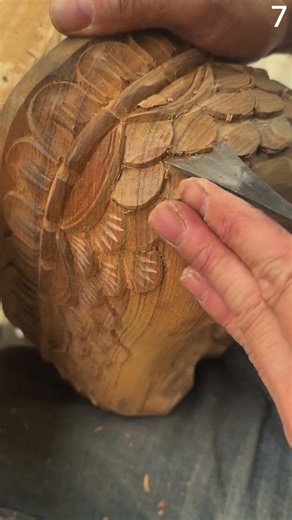 Proses pekerja mengukir kerajinan kayu secara manual #shorts