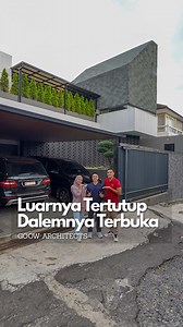 Kita main lagi kmaren nih ke Bandung, ke hasil karyanya mas Reza dari @goowarchitects Rumahnya ini dari luar terkesan masif, tegas, dan keras. Dinding perimeter dan pagar pun dibikin tinggi juga. Tujuannya agar lebih private dan secure sih, karena memang rumahnya berlokasi di area yang cukup banyak lalu lalang kendaraan. Ternyata pas masuk ke dalamnya bener-bener beda banget vibesnya. Terasa terbuka sekali, dengan inner courtyard sebagai center of attention dari rumah ini. Yauda cerita lengkapny
