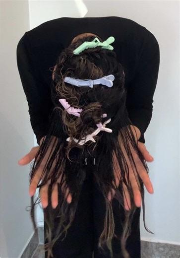 Flip section method styling 👇🏽 If you struggle with flat roots, weighed down hair or you only notice curls forming on the ends, then this flip section upside down styling method is definitely worth trying! Do you style your hair upside down too? Let me know in the comments 💕