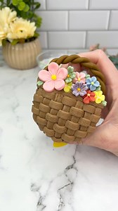 Make a flower basket with me 🌸🌼I used chocolate buttercream and piping tip 46 for the basket weave 🤎 The flowers are icing decorations from Wilton. I made the handle with brown fondant and secured it by pushing it into the cupcake 🧁#cupcake #cakedbyrach #cakeart #cakedesign #flowerbasket | Caked By Rach