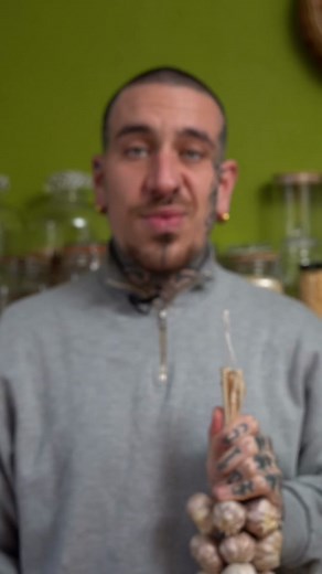 Me and @laja love garlic so much! It is such a versatile vegetable which takes a long time to grow and it would be a shame to waste any part of it as even the skin it’s fully edible. GARLIC OIL AND CRISPY GARLIC 🧄 •1 cup x chopped garlic •2 cups x avocado oil or vegetable oil no olive oil STEP BY STEP 🥣 -in a pan heat the oil at fry temperature use a slice of garlic and put it in to see if the temperature is high enough to fry. -add the garlic and fry til golden -don’t over fry it as it’ll hav