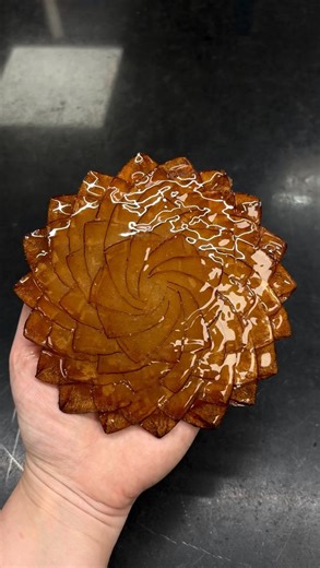 Margot MASSON 🌻 on Instagram: "« La tarte fine aux pommes, glace vanille de tahiti légèrement fumée et son granité au cidre » 🍎 Actuellement au Tea-Time du @fsgeorgevparis ✨ @fsgeorgevparis @michaelbartocetti @william.renaud @guillaumecabrol @mat_verdavoir @_tomgeorges @remi_h0ang @kloebek @emm.dp @julie_lenr @orianeponcelet_patisserie @guillaume.giat @jl_patisse @leslie.moreiro @olympefauvel @rim__youu @isilys.adrt @jade_froment #tartefine#pommes#pinklady#tarteauxpommes#pastry"