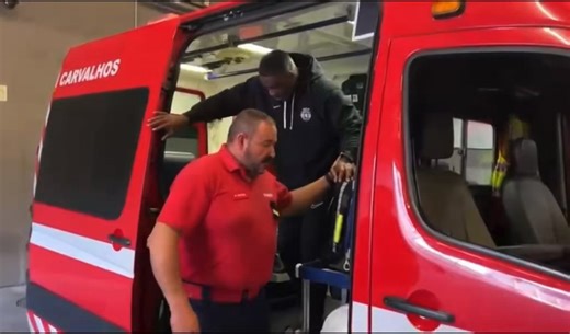 Misturar lixívia + amoníaco formam gases tóxicos, os sintomas são tosse forte ou sensação de “queimar” no peito, falta de ar, olhos a arder, visão turva, náuseas ou vómitos, tonturas ou desmaio. Aconteceu isto ao Moga e ao Mister que chegaram a desmaiar. A gravidade é que se eles se mantivessem mais 10 minutos dentro daquele balneário podia haver danos irreversíveis ao ponto de fazer com que um jogador de andebol deixasse de exercer o desporto. Isto é um jogo, mas não vale tudo. Isto nem deveria