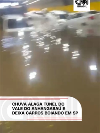 CIDADE ENTROU EM ESTADO DE ATENÇÃO A forte chuva que caiu na cidade de São Paulo nesta quarta-feira (14) deixou o túnel do Vale do Anhangabaú alagado e pessoas ilhadas em cima dos carros. Registros feitos por pessoas no local mostram a maioria dos carros embaixo da água e condutores sentados no topo dos veículos. Até a última atualização desta publicação, o Corpo de Bombeiros informou que estava se deslocando até o túnel para atender a ocorrência. A cidade de São Paulo entrou em estado de atençã