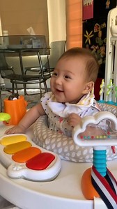 Alison လေးကို Organic apple 🍎purée လေးလုပ်ပေး, Chloe လေးက သူ့ညီမလေးကိုကျွေးပေး😂😂😂 ဒီVideo လေးကိုကြည့်ပီးအားလုံးပြုံးပျော်နိုင်ကြပါစေရှင်😁😁😁😁😆 | ACC Channel by Alison, Chloe & Cho