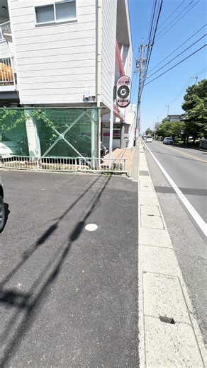 白馬村より移転オープン!!! ・ ・ 松本市に新しいとんかつのお店がオープン とんかつ宝山さん お店アカウント(Instagram) @tonkatsu_houzan この日はプレオープン期間中に行ってきた😄 お店は梓川のアルピア梓川ショッピングセンターの 一角にあるよ😊 元々、白馬でとんかつ屋さんをやられていて 松本市に移転して、更に名前を変えて始められたようだよ✋ 低温でじっくり揚げられる、かつを提供しているよ😊 どうしてもワンオペと、完璧な柔らかい状態で 出てくるかつなので、時間がかかってしまうので 焦らず気長に待ってね🤞 待った分、最高なかつが出てくるから😍 お店では定食がｇ別も合わせて7種類用意されてたよ☝️ ・特製ロースかつ定食2640円 出てくると笹すだれの上にとんかつが、どっしり 構えてたよ😊 見た感じもボリューミーで美味しそう🤤 レモン、からし、とんかつソースで色々な味も楽しめそう🐷 衣はサクサクでお肉もジューシー😃 最初はソースで! 印象的なのはこんな厚いお肉なのに柔らかでふっくら😍 厚いお肉だからボリュームもあって食べ応えもかなりある😋 うま