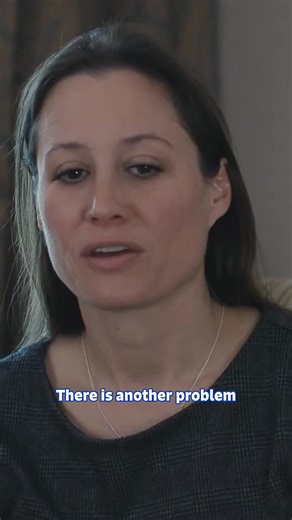 Skin toxicities from treatment can be painful and disruptive. Dr. Nicole R. LeBoeuf, oncologic dermatologist at Dana-Farber Cancer Institute, shares that fissures on the hands and feet may show up later in treatment and can feel like countless papercuts. These side effects don't just affect the skin—they can impact the moments patients deserve to enjoy. 💙 👉 If you're experiencing skin issues, explore our resources for support: https://fightcolorectalcancer.org/resource/resource-library/guide-i