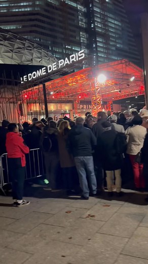 File d’attente devant le Dôme de Paris pour assister à la soirée du @mention Sont attendus ce soir Villiers, Kelly, Knafo, Lavalette, Onfray, Lejeune, Dornellas | Frontières Média