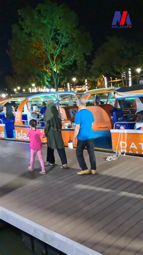 BILA LARUT MALAM: MELAKA RIVER CRUISE TETAP JADI PILIHAN 7 Disember - Pusat pelancongan ikonik, Melaka River Cruise kekal menjadi pilihan pengunjung pada penganjuran Melaka Bila Larut Malam Edisi Disember 2025. Tinjauan Melaka Hari Ini mendapati orang ramai mula beratur seawal jam 8 malam lagi untuk mendapatkan tiket menaiki bot dengan kadar RM10 sahaja. 🎥 Hasbullah Azhar #MelakaRiverCruise #SungaiMelaka #MelakaHariIni #MHI #MelakaTV | Melaka Hari Ini