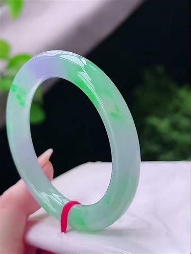 54圆条，53.7-9.8-10mm，完美。春彩飘绿翡翠手镯，种老水足，色彩丰富，条形饱满大气，色艳 #翡翠手鐲 #翡翠 #玉石 #a货翡翠 #购物#壹品翡翠 #shorts