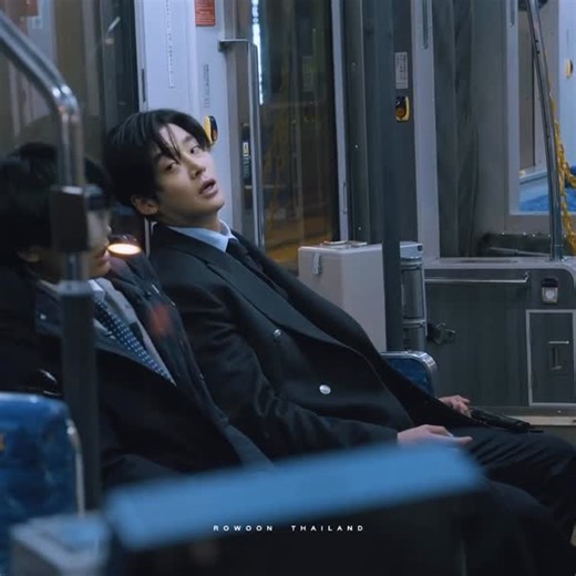 ROWOON THAILAND 🇹🇭 on Instagram: "Clyde Yoon, our FBI Agent, is just way too cool! 🎬เบื้องหลังและสัมฯ ของโรอุนในภาพยนตร์เรื่องแรกของเค้า Last Man -FIRST LOVE- #ラストマン ที่เข้าฉายในประเทศญี่ปุ่นอยู่ได้ปล่อยออกมาวันนี้ค่ะ การแสดงของโรอุนในฐานะ ”ไคลด์ ยุน“ เจ้าหน้าที่พิเศษ FBI 🚔ผู้เก่งกาจ ถือเป็นบทบาทสำคัญที่ช่วยเติมเต็มเนื้อหาของ ”Last Man -FIRST LOVE-“ ให้สมบูรณ์ยิ่งขึ้น ด้วยคาแรคเตอร์ที่เท่ ฉลาด และมีความสำคัญต่อเรื่องราว ทำให้การปรากฏตัวของเขาเป็นที่น่าจดจำในภาพยนตร์เรื่องนี้ โรอุนต้องแสดงโดย