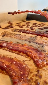 Så enkelt lager du knasende sprøtt bacon i ovnen - helt uten søl! Du steker baconet rett og slett i ovnen på 200 grader varmluft i 10 min 🥓 https://www.startsiden.no/diy/sann-steker-du-bacon-sprott-og-enkelt-i-ovnen | Kreative idéer - Vær Kreativ
