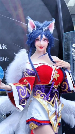 ART OF LEGENDS on Instagram: "Ahri ❤️💙 If you love it, support this amazing cosplayer on douyín: 辛楠_兔兔 #leagueoflegends #ahri #cos #kda #cosplaygirls"