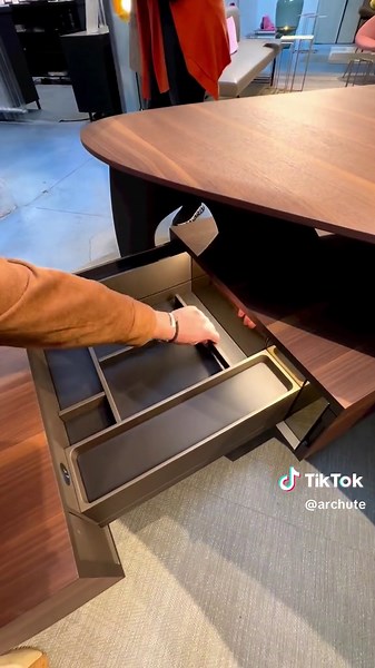 The ultimate work desk… ⚡️! @alfredojpg / @walterknoll_official on Insta. #workdesk #desk #wfh #workingfromhome #woodendesk #design #interior #interiordesign #interiordesigner #designtechnology #deskporn #archlovers