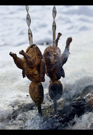 Karlı ❄️ Havada Nar Gibi Kızarmış Tavuk🍗🔥 Bugün menüde özel sosuyla marine edilmiş, ağır ağır pişen nar gibi kızarmış bütün tavuk ve közde patates var. 🍗🥔 Sizce kar üzerinde yemek yapmanın en zor yanı nedir? Yorumlarda buluşalım! 👇 #offroadcooking #chicken #snow #perfect