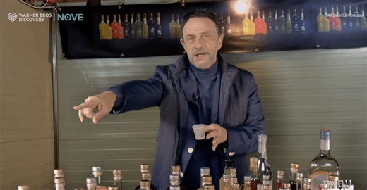 Crozza-Salvini esagera con le sagre e i liquori: "Accogliamo i somali che lavorano, non Tajani..."