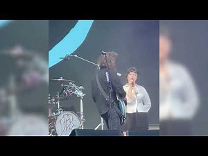 Unexpected Duet between Dave Grohl (Foo Fighters) and daughter Violet in Glastonbury