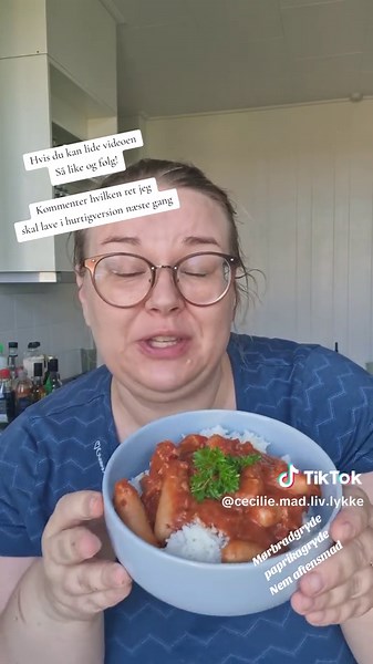 Nem og enkel opskrift👇 1/2 svinemørbrad 1 spsk mel 1 spsk paprika salt og peber 1/2 spsk olie til stegning 1 dåse flåede tomater 1/2 dåse vand 1/2dl madlavningsfløde salt og soyasauce til tilsmagning 1 bakke cocktailpølser Skær mørbraden i grove tern og vend den i mel, paprika, salt og peber. Det holder mørbraden saftig. Steg din mørbrad i olien til det har fået en lille smule farve. Tilsæt en dåse flåede tomater og skyld dåsen med vand og put vandet i retten. Lad retten småsimre i en halv time