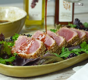 Está farto das saladas de atum do costume? Então tem aqui a receita mais fácil e surpreendente, para fazer em menos de 10 minutos. Um suculento lombo braseado com crosta de sementes de sésamo e molho de sementes de sésamo tostadas. Para servir por cima de uma salada de rúcula e alfaces. Receita completa: https://bit.ly/LomboAtum #salada #video #casalmisterio | Casal Mistério