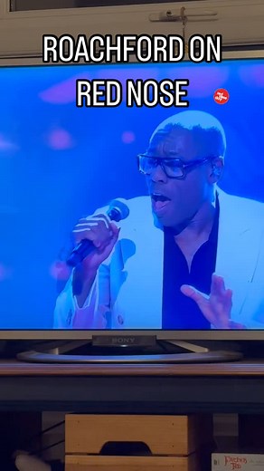 Alan Gordon Partridge on Instagram: "Roachford on Red Nose Day! There’s no fog! @roachfordmusic @davinamccall #nofog #roachford #rednoseday @rednoseday"