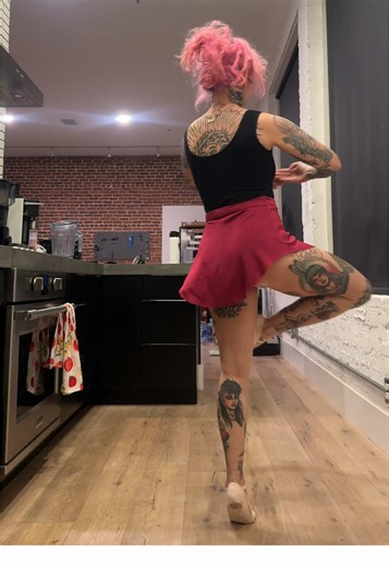 I still have a lot of my issues but Today I had a good stretch day and I am able to see my progress even if my turns aren’t exactly where I wanted them yet. Grateful my body is letting me dance again #adultballetcommunity #adultballetdancer #ballettok #tryingmybest #pirouette