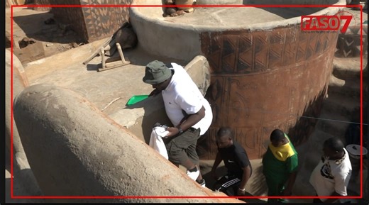 3.1K views · 87 reactions | Primature : Les agents font une excursion touristique au Pic du Nahouri et au Palais royal de Tiébélé #BurkinaFaso #Tiébélé #PicNahouri | Faso7 | Facebook