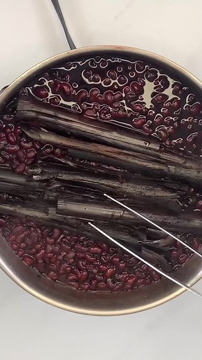 Comment réussir à le cuisiner! Haricot Riz Tiges de Sorgho et Bicarbonate La belle couleur provient des tiges de Sorgho. Vous pouvez avoir une couleur proche en utilisant beaucoup de potasse mais la potasse altère le goût! Bon appétit 🤗 #foodies #foodlover #astuce #creatorsearchinsights #viral
