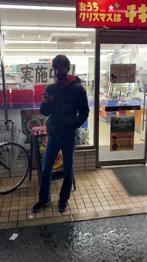 暴行振るコンビニ店員