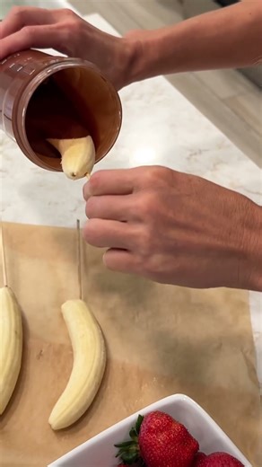 5-Minute Healthy Dessert Tutorial! Frozen Banana Chocolate Skewers, No Additives & Delicious