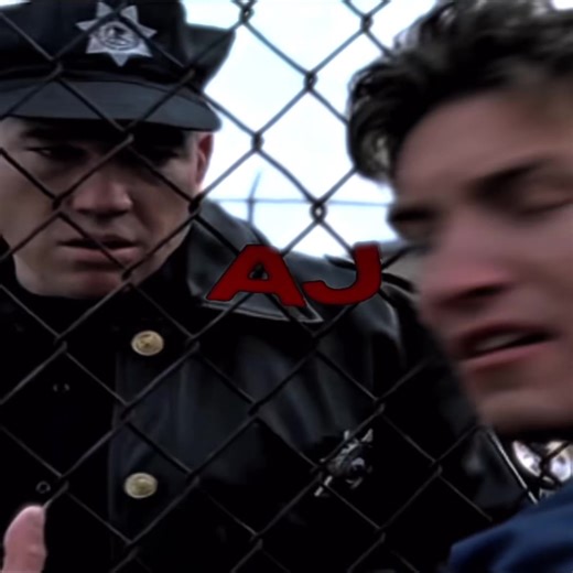 “They’re escaping” #prisonbreak #michaelscofield #edit #fyp #xyzbca node video made sync so off 🤦‍♂️.