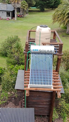 Solar Mdq on Instagram: "☀️ Instalación realizada en Barrio Santa Isabel 🔧 Termotanque Solar de 150 litros ✔️ Incluye kit de resistencia eléctrica ✔️ Controlador digital de temperatura ✔️ Agua caliente todo el año ✔️ Ahorro energético y mayor confort ✔️ Ideal para viviendas familiares 🌱 Energía limpia, eficiente y pensada para durar. 📲 Consultanos y pedí tu presupuesto 👉 WhatsApp: 223 547 0210 #SolarMDQ #EnergíaSolar #TermotanqueSolar #EnergíaRenovable #BarrioSantaIsabel MarDelPlata AhorroEn