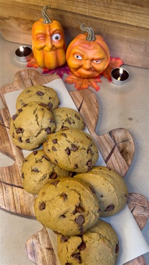 🎃🍪 THE BEST fall recipe yet! Soft and Fluffy Pumpkin Chocolate Chip Cookies! Simple too 🍂🤎