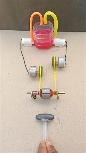 मैंने चुंबकीय आकर्षण द्वारा जनरेटर आर्मेचर घुमाया और आर्मेचर से धागा से दो जनरेटर घूम कर बिजली बनाया