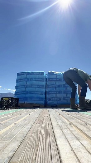 #FrankAzar has a TV commercial that literally says “in a wreck with a big truck? Call me now!” after stating that an accident involving a semi truck “is gonna be serious and complicated”. I think that this kind of advertising, the kind that seduces the public with big money payouts and manipulative wording, should be illegal. #thankyouforcomingtomytedtalk #update #truckertok #owneroperator #flatbedder #ladytrucker #womenintrucking #bluecollar #flatbedlife #stillmint