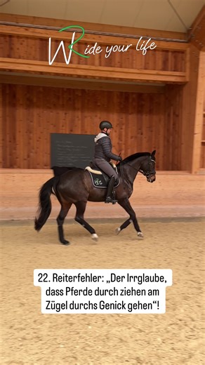 22. Reiterfehler: „Irrglaube- Pferde gehen durch ziehen am Zügel durchs Genick!“ Schreib uns bitte nach dem Lesens einen Kommentar, damit die Videos auch allen anderen vorgeschlagen werden. Leider sehen wir diese falsche Art, Pferde durch das zurückziehen mit dem Zügel durchs Genick zu reiten, immer öfter. Vor allem, da sie dadurch mehr „(falschen) Ausdruck“ bekommen. Ihr seht es im Video in der Sequenz, in der ich es falsch zeige. Dieser „Ausdruck“ beschränkt sich jedoch nur auf die Vorhand der