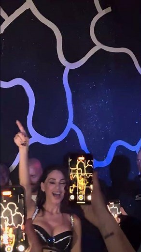 Anna Tatangelo canta al MILANO PLASTIC “ragazza di periferia”