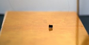 Roboterfloh krabbelt und springt sehr hoch