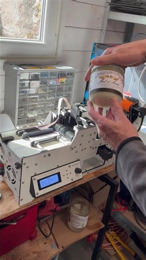 Collage d’une étiquette sur un pot avec le modèle destiné aux bouteilles