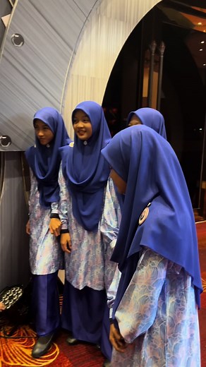 Terserempak pula dengan mek2 Klate ni🥰.. Tqvm sudi tegur saya.. Soutul Mawaddah.. Johan kebangsaan last year Nasyid Puteri IKK (Ikhtifal Kafa Kebangsaan) 2023.. . Layan voicing sikit lagu Johan deorng last year..😎 . #ckgkias #budaknasyidsekolah #melodiousdakwah #fnkss #kebangsaan #KL #hghconventioncentresentul #fypシ゚viral #fypppppppppppppppppppppp #johan #ikk2023