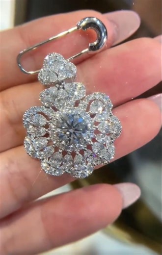 A versatile pin-pendant design that's impossible not to love 😍 #diamond #trending #blingbling