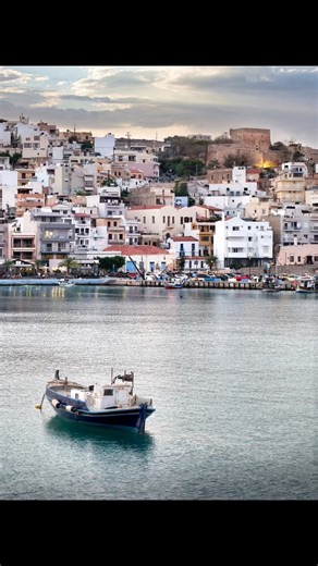 Sitia is a place with deep historical roots, as the area shows evidence of human presence dating back to the Late Neolithic period (around 3500 B.C.). 🏺The first organized and permanent settlement is documented around 3000 B.C., with the most significant archaeological site being Petras, which reflects the continuous development of the region during the Minoan period. 🏛️ During the Minoan era, Sitia emerged as an important center in eastern Crete. The archaeological site of Petras reveals an o