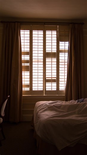 Tu te réveilles avec un vide dans la poitrine… et tu te demandes “À quoi bon ?”. Ce n’est pas que ta vie n’a plus de sens. C’est que ta perception est bloquée dans un seul angle. Dans cette vidéo, je te montre les 4 points quantiques : ✨ Le monde est beau et beau 🕳 Le monde est laid et laid ⚡ Le monde est laid et beau 🌅 Le monde est beau et laid Ces 4 réalités existent en même temps. Et chaque matin, tu as le pouvoir d’en choisir une. Bienvenue dans 4View_Quantum — là où tu réapprends à voir. 