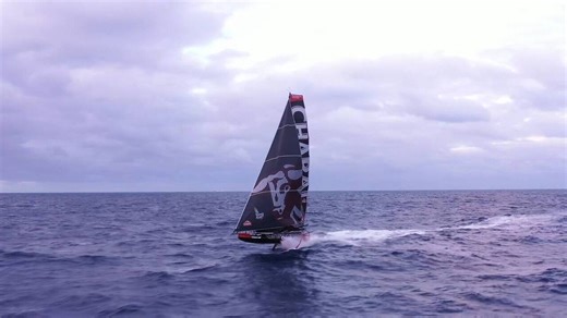 VIDÉO. Transat Café L'Or. Ébouriffant : l'équipage de Charal filme le bateau en plein vol !