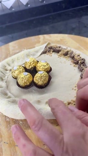 como fazer a melhor pizza de chocolate ferrero Rocher Saionara gourmet #pizza