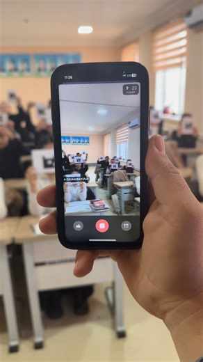 Oliy toifali geografiya ustozi•Kazbekov Urazmaxambet on Instagram: "📚 Plickers’dan qanday foydalaniladi? Qadam-baqadam: 1️⃣ Plickers.com saytiga kirasiz va bepul ro‘yxatdan o‘tasiz. 2️⃣ “Classes” bo‘limida sinfingizni yaratasiz va o‘quvchilar ro‘yxatini kiritasiz. 3️⃣ “Library” yoki “New Set” orqali test savollarini tuzasiz (A, B, C, D variantlarda). 4️⃣ Har bir o‘quvchiga maxsus Plickers kartochkasini (PDF) yuklab olib, chop etib berasiz. Har kartochka – alohida ID raqam. 5️⃣ Dars vaqtida savo