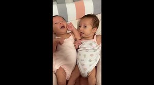 Perfectly synced crying twins: A moment of adorable chaos