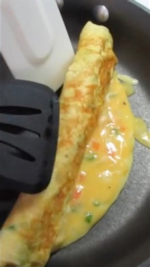 OMELETTE ROLL UP 😋 Fun To Make & Eat 🤩 #food #cooking #eggs #breakfast #omelette #recipe #tutorial
